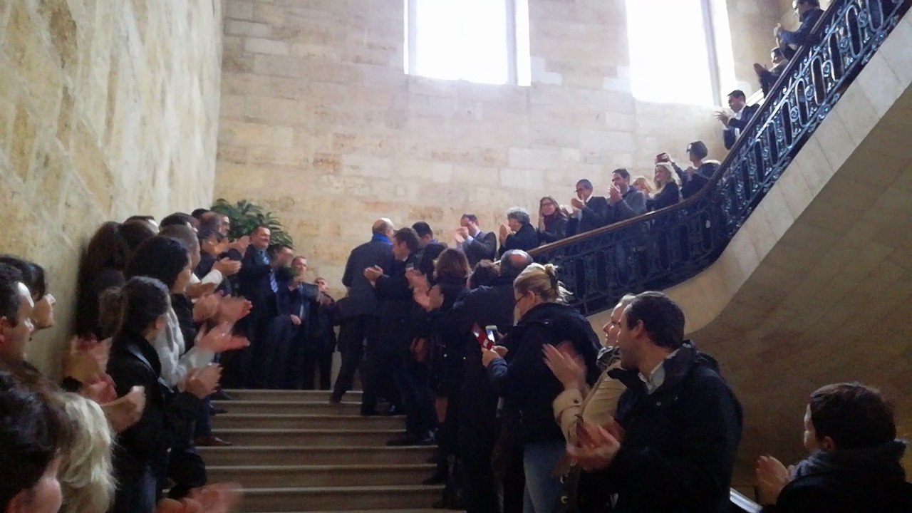 Alain Juppé acclamé à son retour à la mairie de Bordeaux