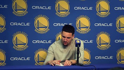 Klay Thompson balance un avion en papier sur les journalistes