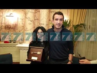 Download Video: VELIAJ I DOREZON ÇELESIN E TIRANES KENGETARES ITALIANE GIUSY FERRERI - News, Lajme - Kanali 9