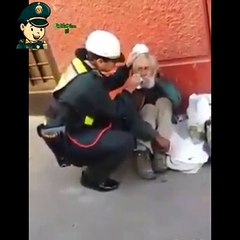 Cette policière se penche vers ce SDF et pose un geste incroyable !