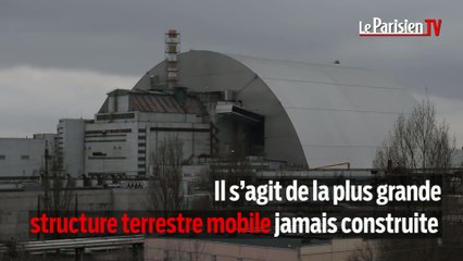 Le sarcophage géant de la centrale nucléaire de Tchernobyl installé