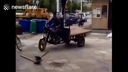 Transport driver comes up with super lazy way to unload vehicle
