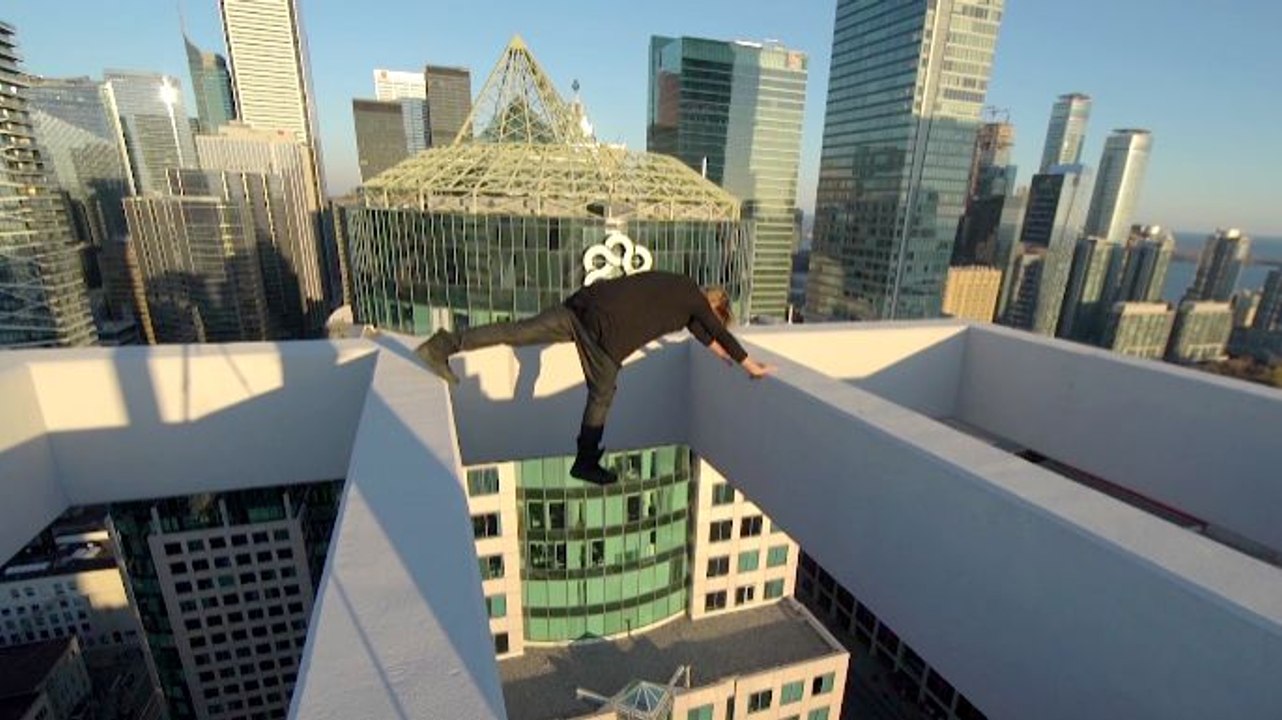 Oleg Cricket au sommet d'un immeuble à Toronto
