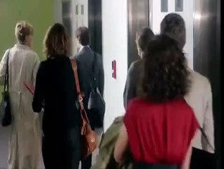 A crezut că e singură în birou. A închis ușa și s-a...