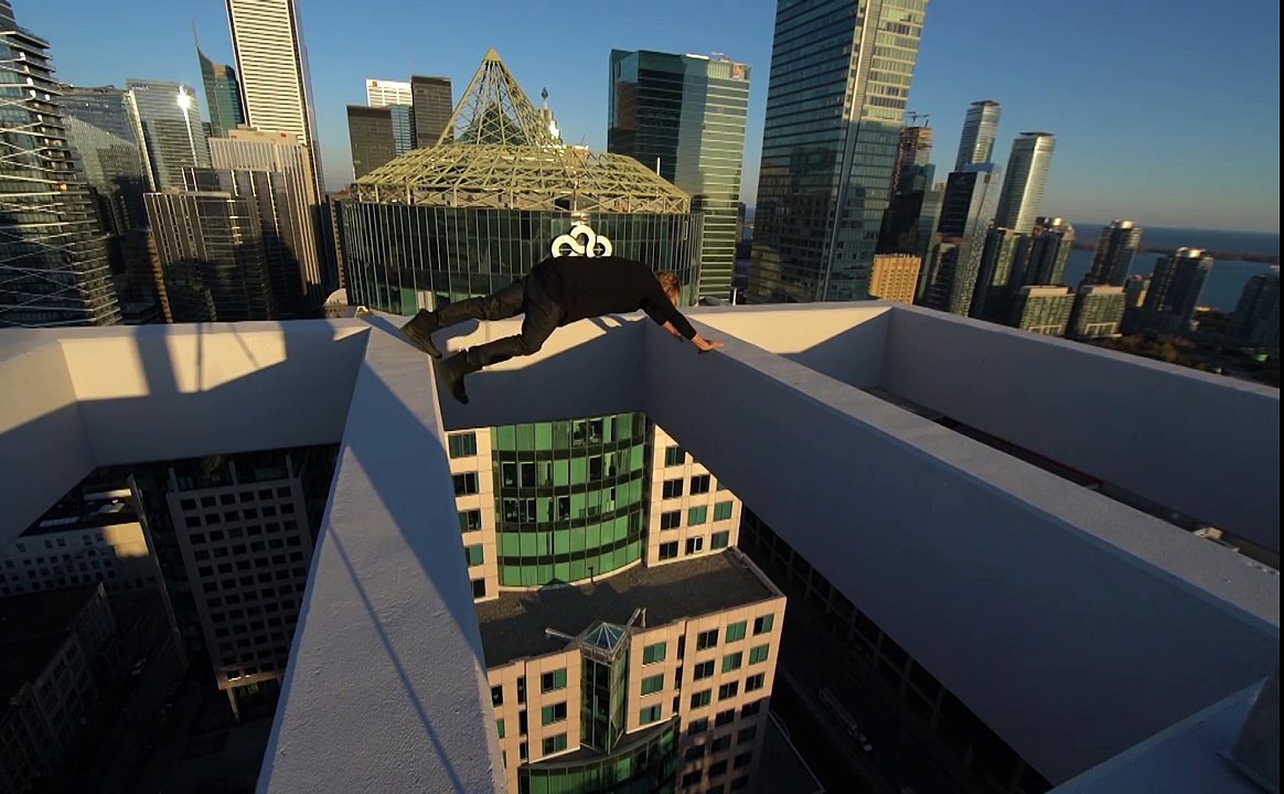 Oleg Cricket au sommet d'un immeuble à Toronto