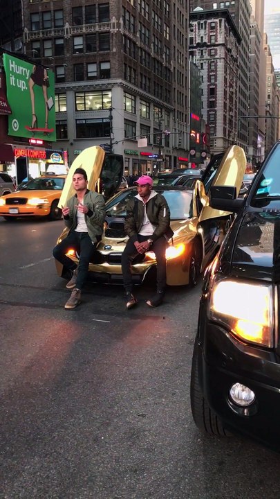 Il casse le pare-brise dune BMW i8 avec une batte