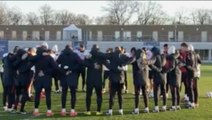 Les joueurs du PSG observent une minute de silence après le crash en Colombie