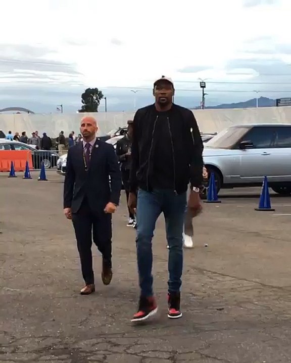 Qui a dit que les géants ça n'existait pas? Vous n'aviez pas encore vu cet homme