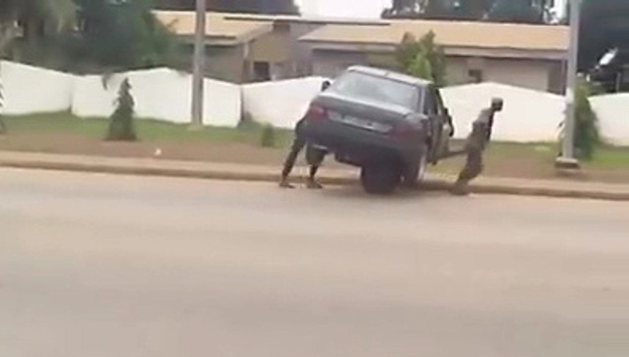 Incroyable ! il réussit à remorquer une voiture avec un pousse-pousse