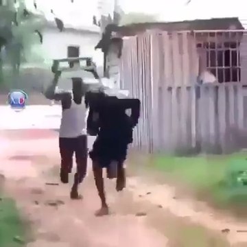 Alors qu'il fuyait son agresseur regardez ce qui va se passer, vous serez surpris