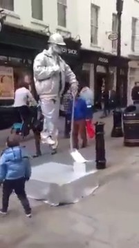 Incroyable! Cet homme défie les lois de la gravité