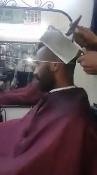 Insolite : Il se sert d'une hache et d'un marteau pour coiffer ses clients