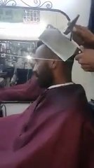 Insolite : Il se sert d'une hache et d'un marteau pour coiffer ses clients