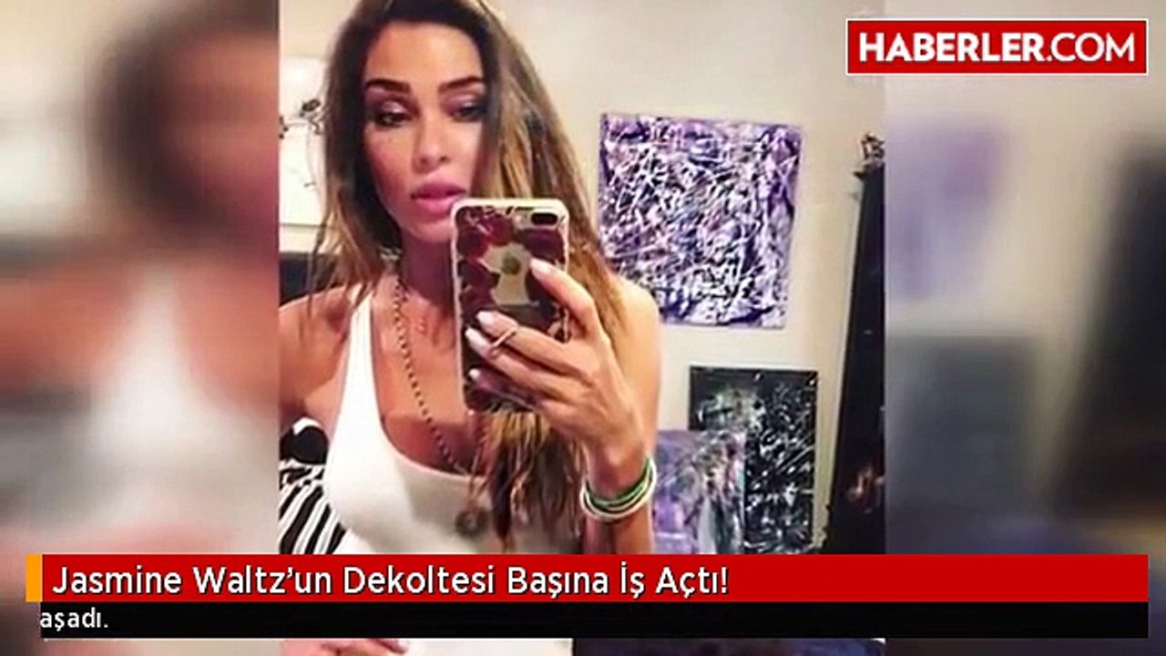 Dekoltesi Başına İş Açtı!