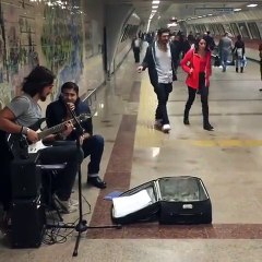 Ferman Akgül'ü Görünce 'Cevapsız Sorular'ı Çalmaya Başlayan Metro Sanatçısı