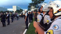 Manifestantes e policiais se enfrentam em Brasília