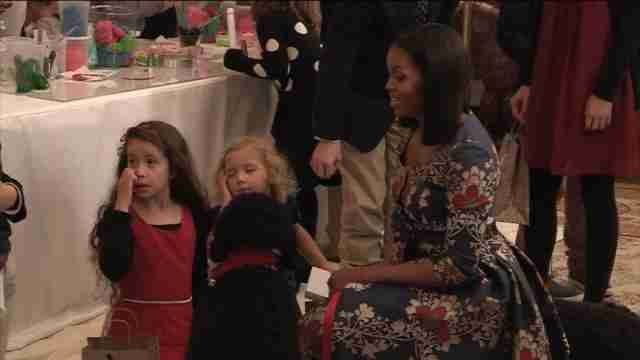 Regalos y 56 casas de jengibre de juguete adornan la Casa Blanca por Navidad