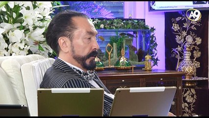 Münafık Müslümanlara uymamasıyla, zıtlık ve terslik içinde olmasıyla akılsızca övünür.