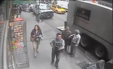 A New York, cet homme vole un seau plein d'or en toute décontraction