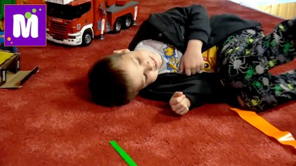 Катапульта средневековая DIY стреляем пластилиновыми шариками по цели в игровой комнате на канале Мистер Макс