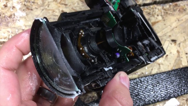 Découvrez l'intérieur d'un appareil photo réflex ! Découpe au jet d'eau