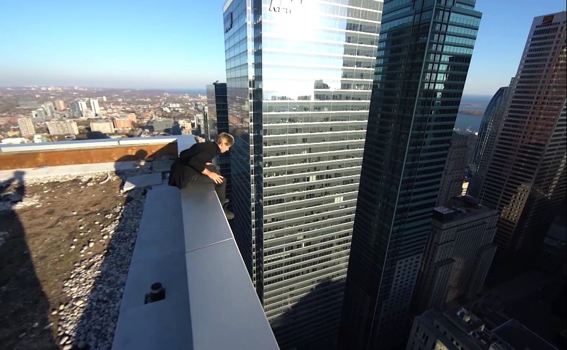 Ce taré fait des Cascades de parkour au sommet d'un building sans sécu à Toronto ! Oleg Cricket