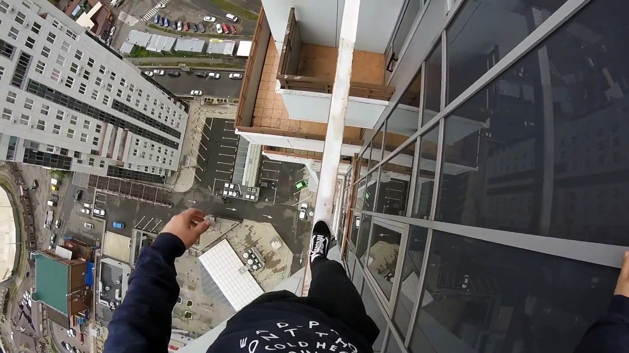 Ils marchent sur une poutre à 80 mètres du sol sans attaches !