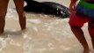 Des brésiliens sauvent un dauphin échoué sur une plage