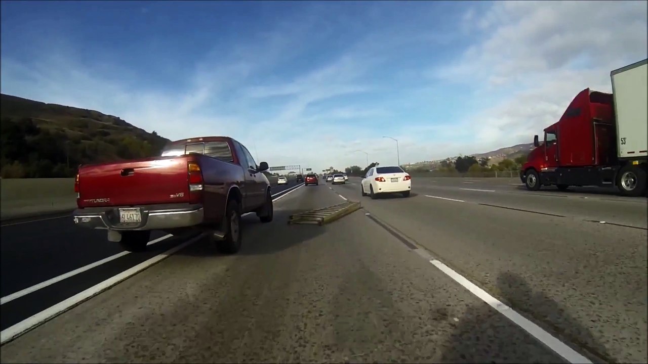 Ce motard roule et tombe sur une échelle sur l'autoroute - C'est vraiment pas son jour!