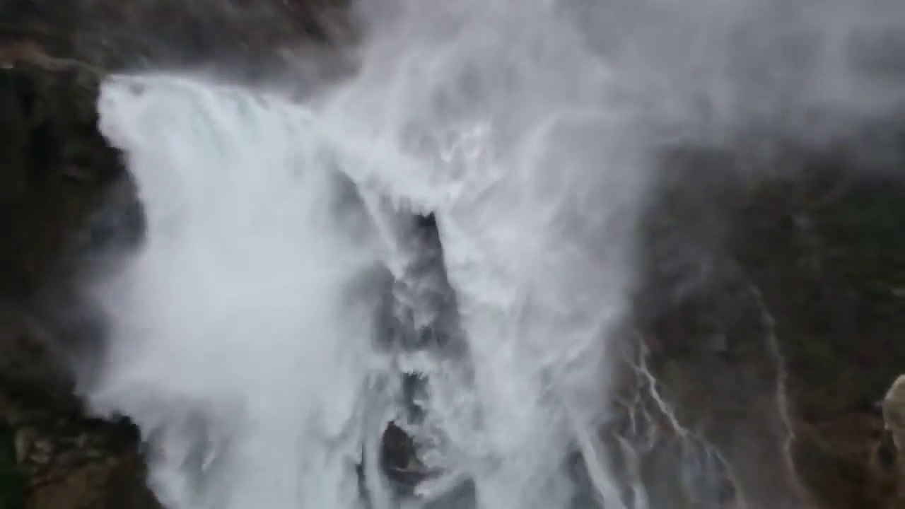 Cette cascade en Croatie s'envole par grands vents !