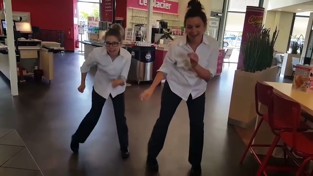 Quand les employés du Flunch Périgueux se mettent au Flunchélélélé