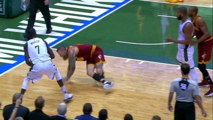 Thon Maker casse les chevilles de Chris Andersen