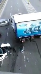 Ce chauffeur de camion provoque un accident en faisant demi tour sur l'autoroute... Bien débile le gars