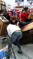 Ces 3 gars se battent pour le même carton. Bonheurs du Black Friday !