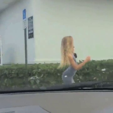 Une cambrure un peu too much... Cette fille est ridicule!