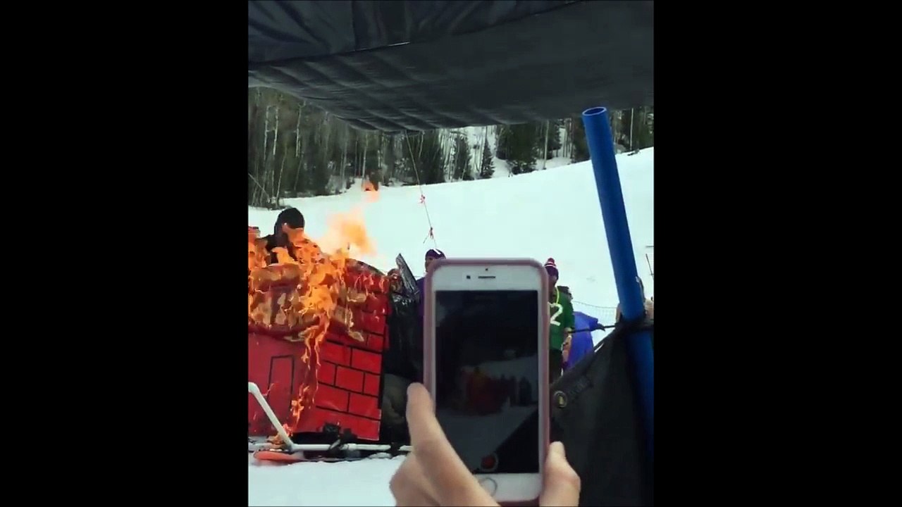 Une descente en luge en feu.. Risqué