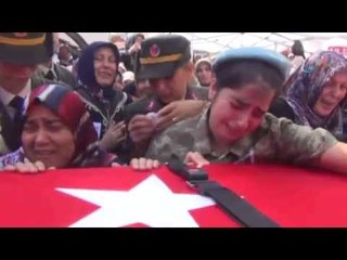 Şehidin Kız Kardeşinden Asker Kıyafetli Karşılama