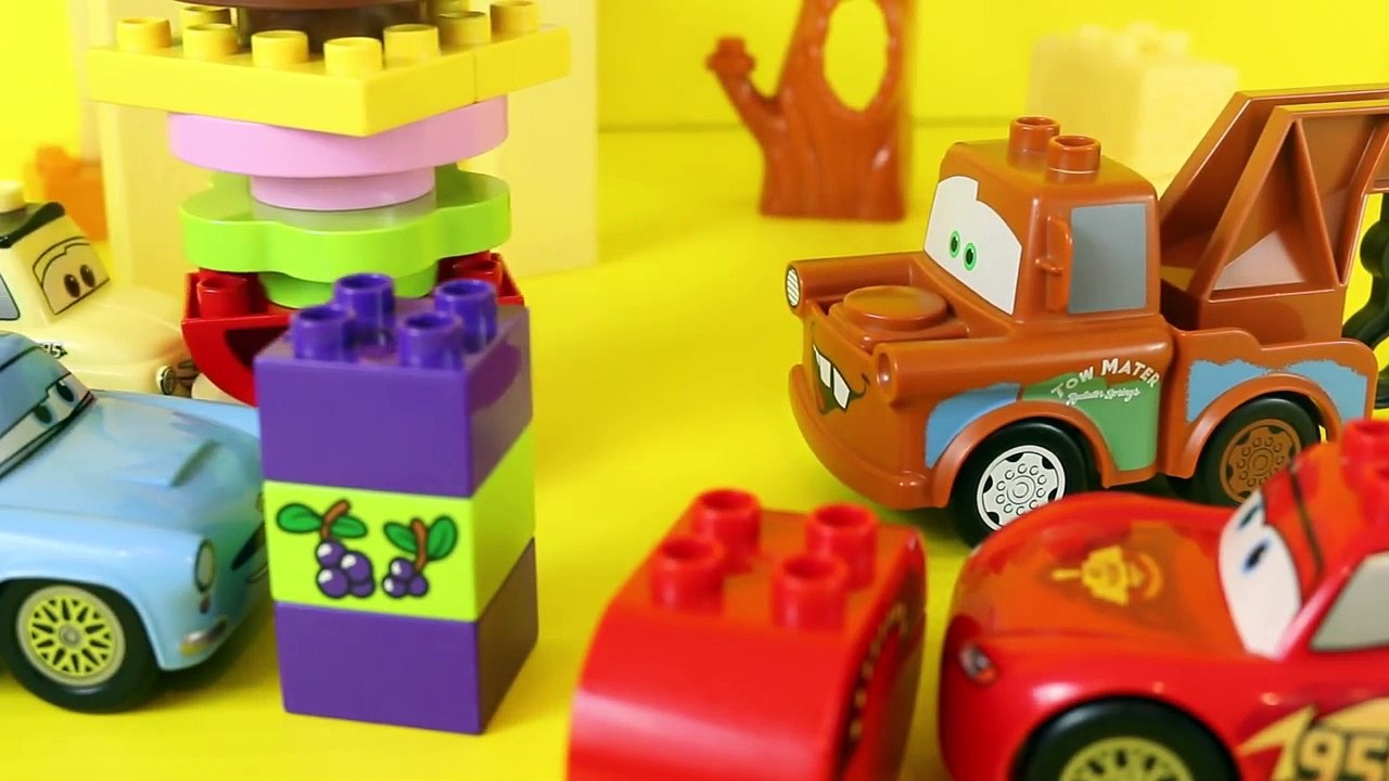 Duplo Lego Creative Picnic with Disney Cars Luigi Giving Food to Lightning McQueen and Mater
