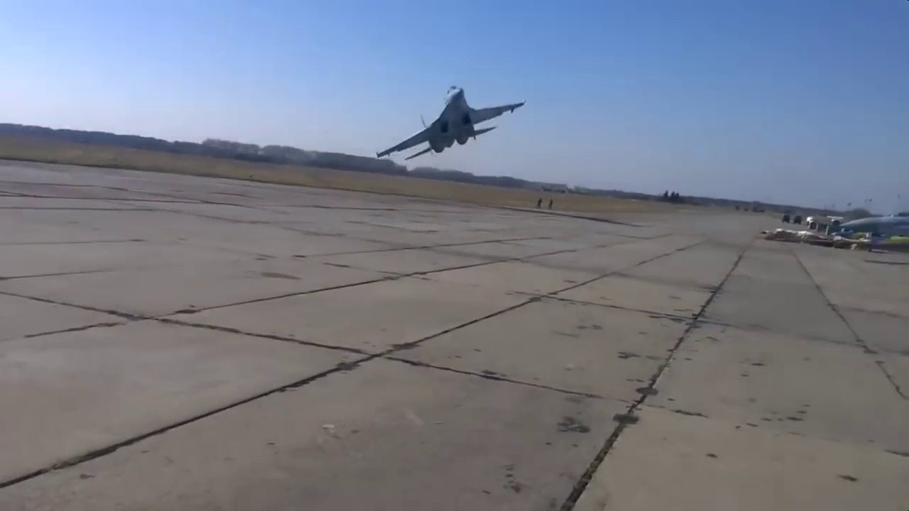 Ce soldat a faillit se faire percuter par un Jet au décollage... Chanceux