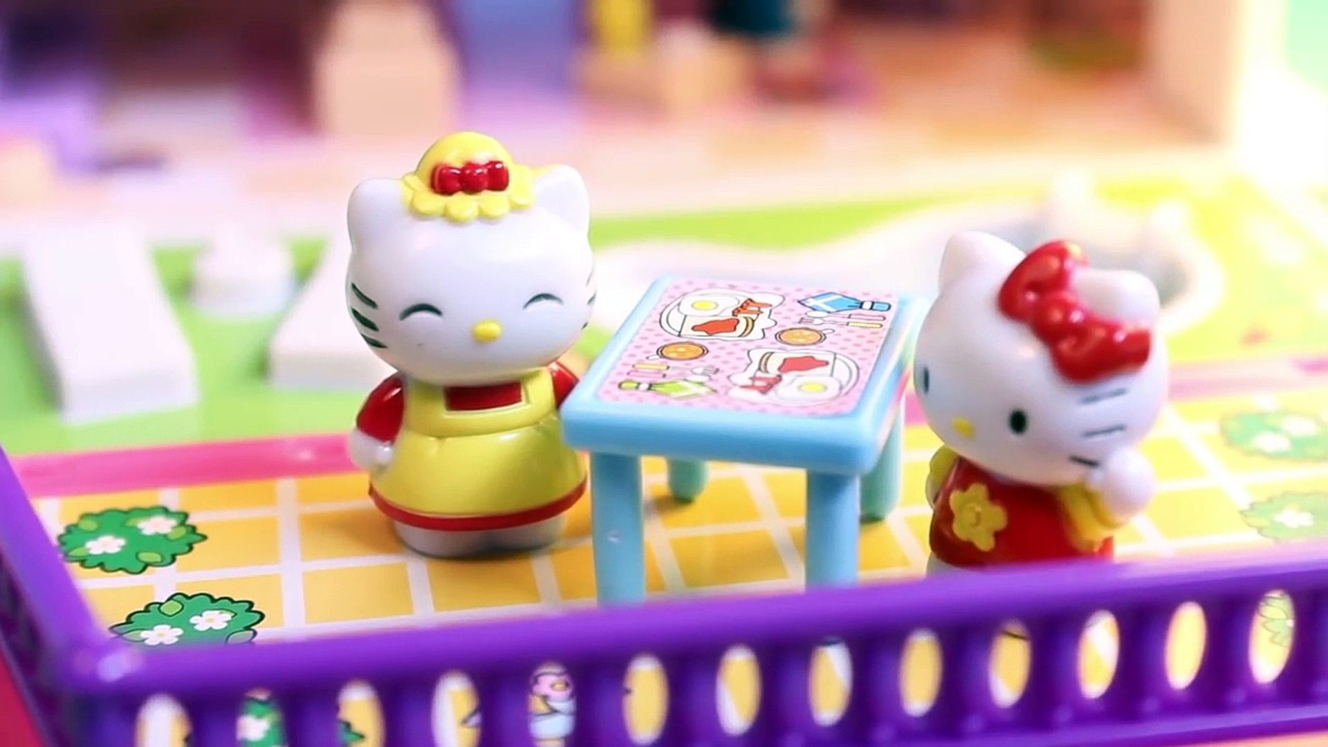 ⁣Hello Kitty Mini Doll House Carry Along Play Set Casa de Muñecas Transportable ハローキティ