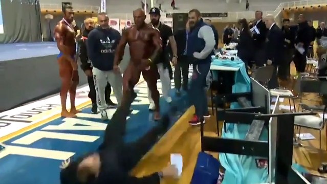 Ce bodybuilder s'en prend à un juge pour avoir perdu le concours