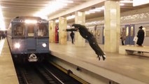 Ce mec réalise un frontflip devant un métro en marche