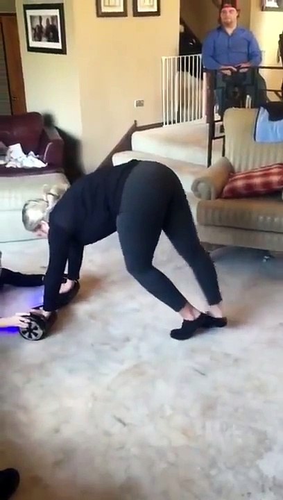 elle-tente-de-faire-le-poirier-sur-un-hoverboard
