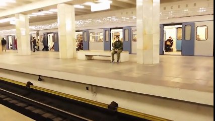 Metronun Önünden Takla Atarak Karşıya Geçti!