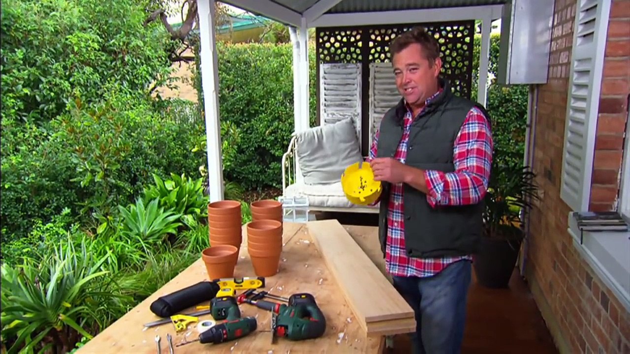 Il réalise un chef-d’œuvre de jardinière avec des pots en terre cuite. Une idée bricolage à reprendre