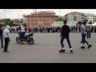 Motor tutkunu gençlerden tehlikeli gösteri