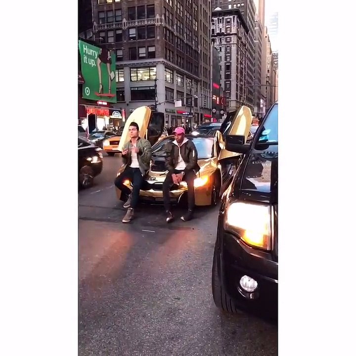 Un homme recherche celui qui a brisé le pare-brise de sa voiture