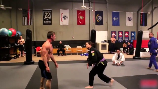 Des ceintures noires de Ju-jitsu brésilien mettent à l'amende un bodybuilder