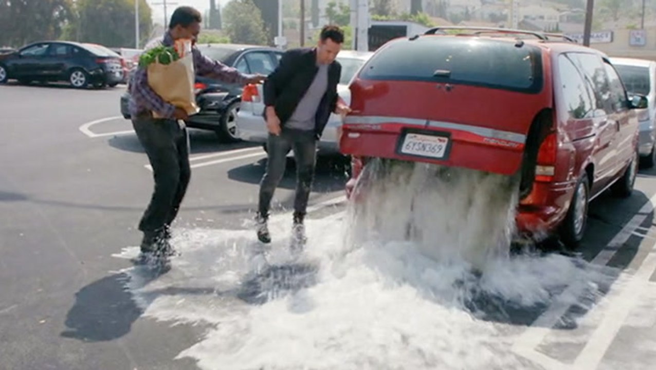 Magician 'Squeezes' Water Out Of Everyday Foods To Prove A Point
