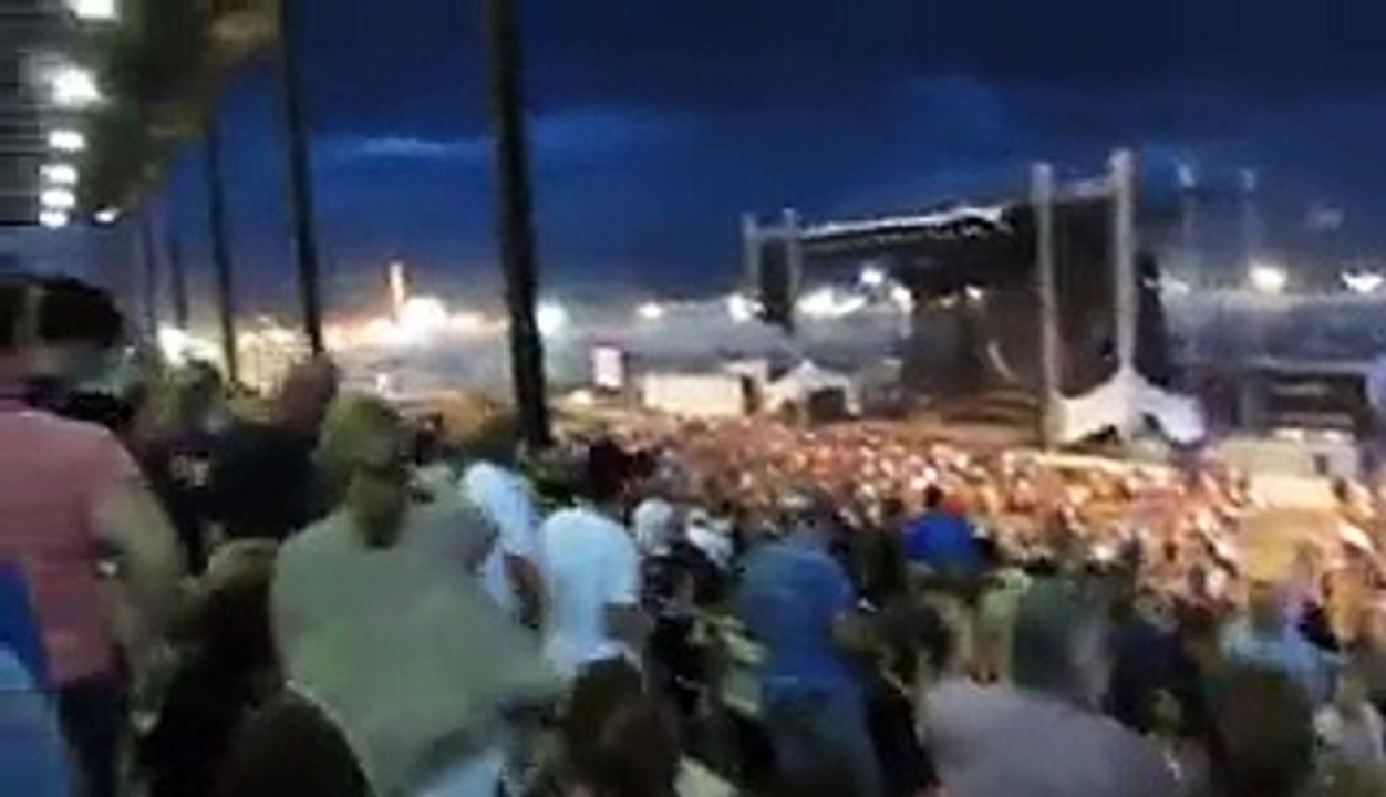 Now thats the Scary thing ever happend at Music Festival - Qaumitv.Com